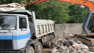 Вывоз строительного мусора с участка в Великом Устюге недорого от 1559 руб. | 2Землекопа-Влс